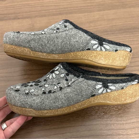 Taos Woolderness 2 Slipper Clog Wool Supportive Gray Floral Embroidery Size 8 - Picture 3 of 7